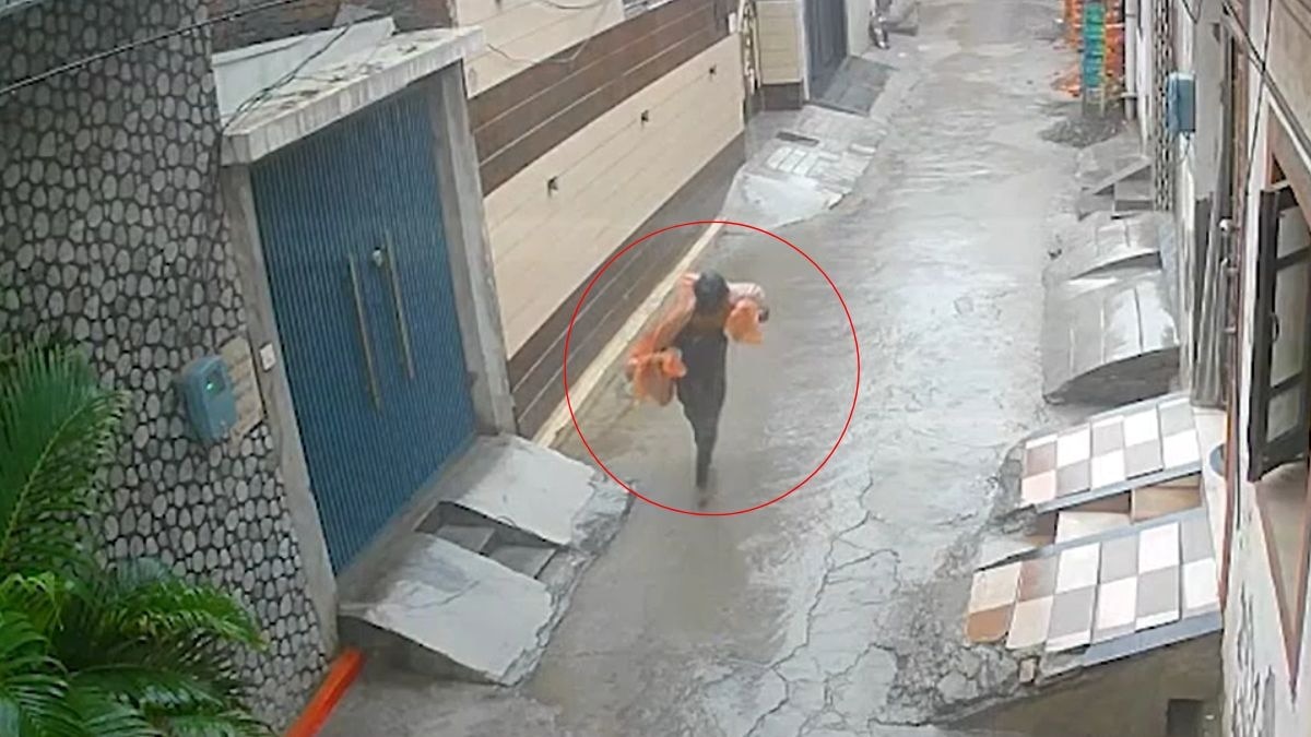 गली में लाश को ले जाते दिखा था दोस्त. (Photo: Screengrab)