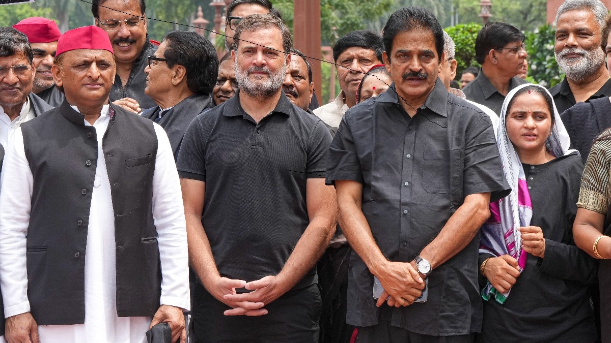 संसद के बाहर NEET मुद्दे पर विपक्ष का प्रदर्शन. (Photo: PTI)