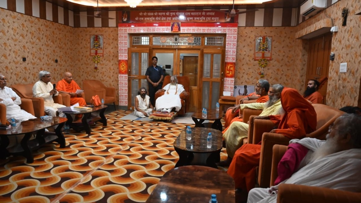श्री राम जन्मभूमि तीर्थ क्षेत्र ट्रस्ट की बैठक के दौरान मौजूद ट्रस्ट के सदस्य और संत. (Photo: Mayank Shukla/ITG)