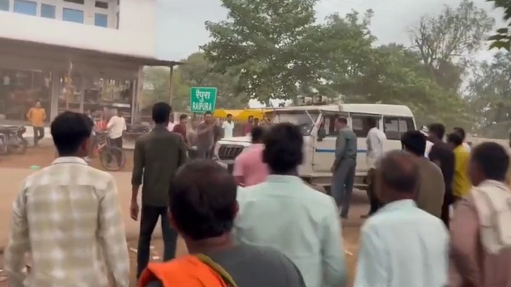 पुलिस ने घेराबंदी कर पकड़ा.(Photo: Screengrab)