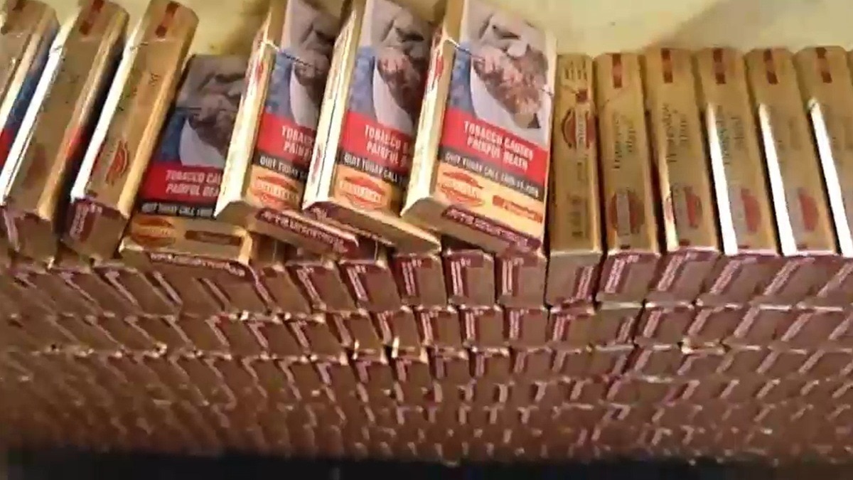 नकली सिगरेट बनाने वाली फैक्ट्री का भंडाफोड़. (Photo: Screengrab)