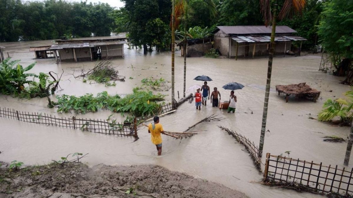 असम में कई गांवों में भरा पानी. (photo: ITG)