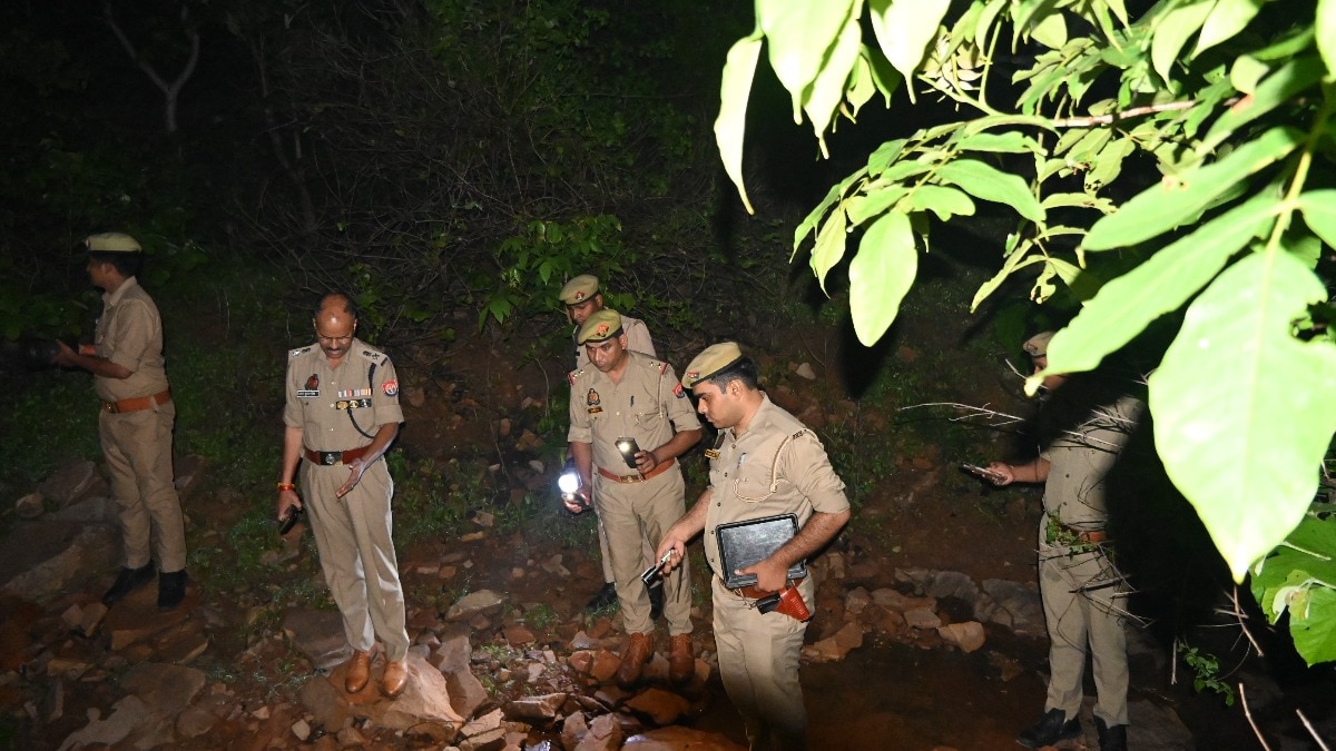गैंगरेप के बाद जांच-पड़ताल करती चित्रकूट पुलिस (Photo- ITG)