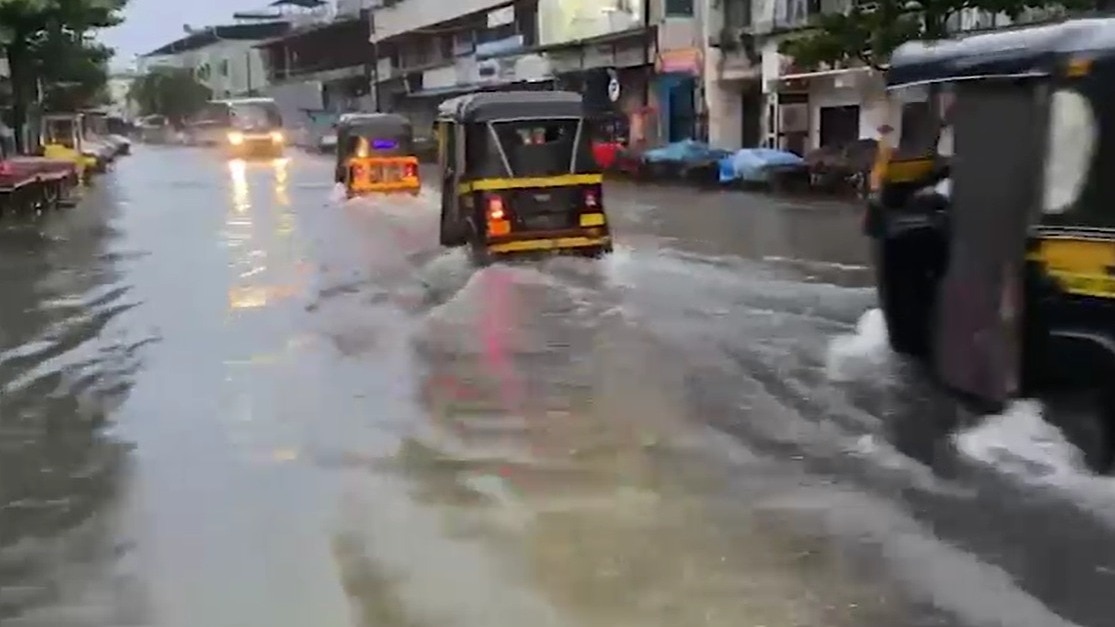 पालघर में भारी बारिश से कई इलाकों में भरा पानी. (photo: ITG)
