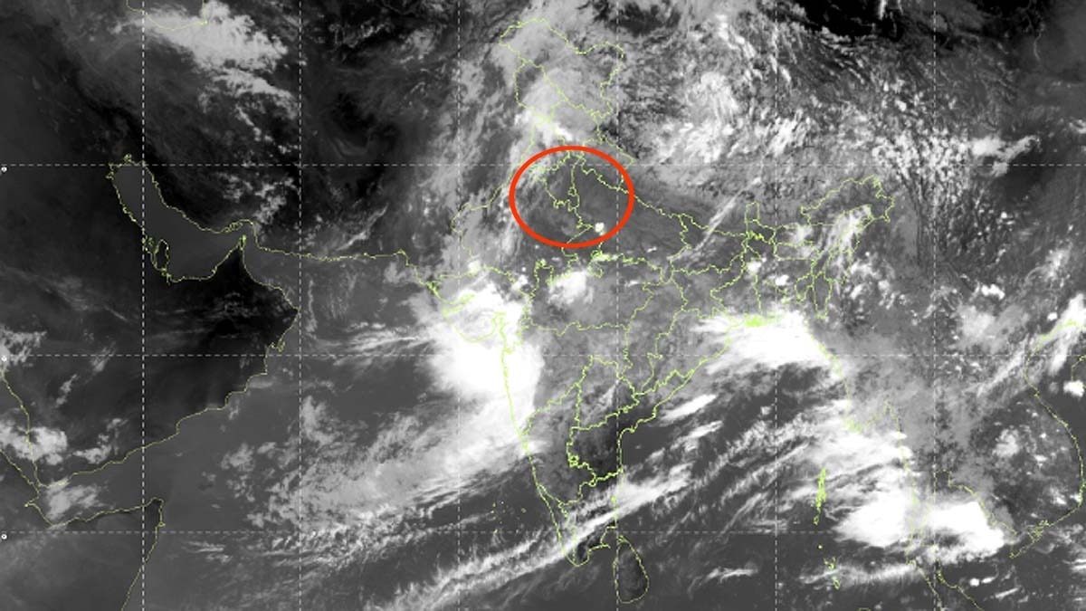 मौसम विभाग के इस नक्शे में पूरे देश में मॉनसूनी बादल दिख रहे हैं लेकिन दिल्ली का आसमान खाली है. (Photo: IMD)
