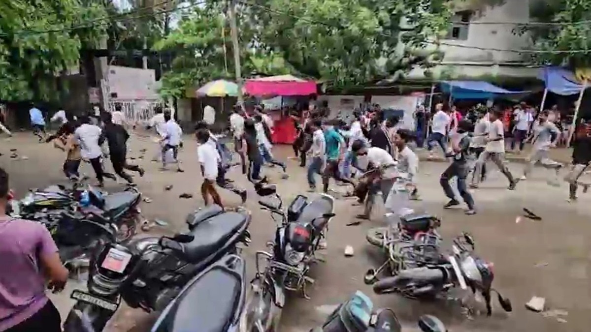 बिहार में छात्रों का उग्र प्रदर्शन. (photo: ITG)