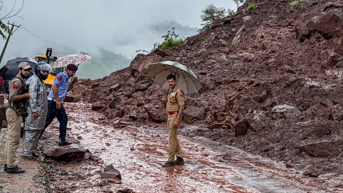 जम्मू-कश्मीर में भीषण लैंडस्लाइड. (photo: PTI)