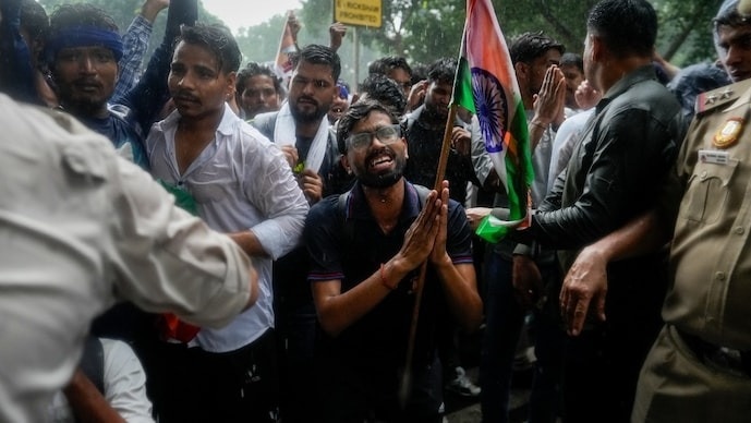CJP की ओर से आयोजित संसद मार्च हिंसक हो गया और सुरक्षाकर्मियों ने प्रदर्शनकारियों पर लाठीचार्ज किया (Photo-PTI)