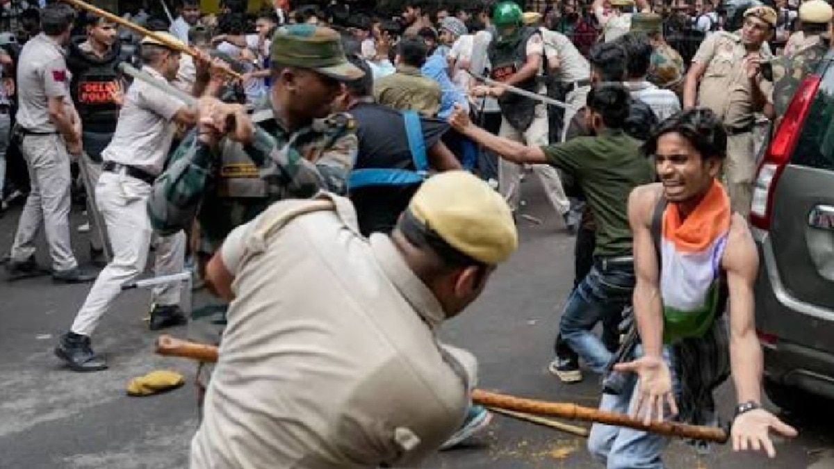 आंदोलन में छात्रों पर हुए लाठीचार्ज से लोग नाराज हैं (फोटो-PTI)