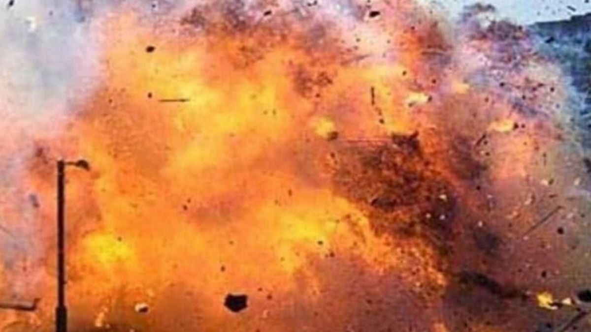 चार्जिंग के दौरान बैटरी में धमाका. (Photo: Representational)