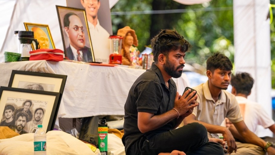 अभिजीत दिपके ने जंतर मंतर से एक बार फिर धर्मेंद्र प्रधान के इस्तीफे की मांग दोहराई है