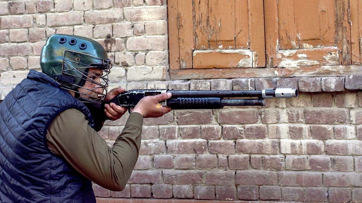 ये तस्वीर 2018 की है जब श्रीनगर में प्रदर्शनकारियों को रोकने के लिए पुलिसकर्मी पैलेट गन का इस्तेमाल कर रहा था. (File Photo: Getty)