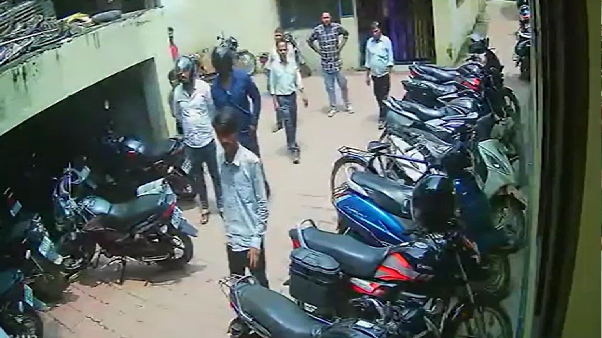 बाढ़ खंड कार्यालय में इंजीनियर पर हमला. (Photo: Screengrab)