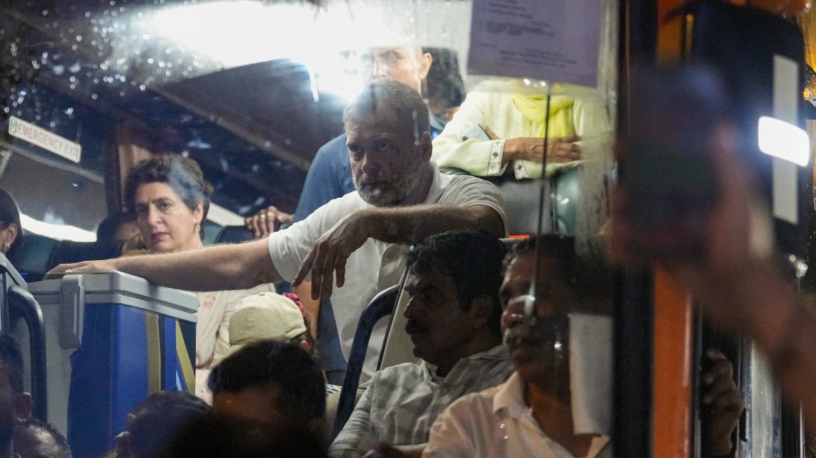 राहुल गांधी के नेतृत्व में विपक्षी सांसद बस में सवार होकर गांधी स्मृति पहुंचे (Photo- PTI)