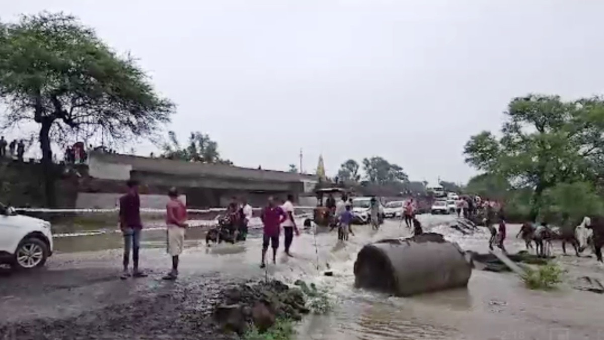 लोग जान जोखिम में डालकर निकाल रहे वाहन.(Photo:Screengrab)