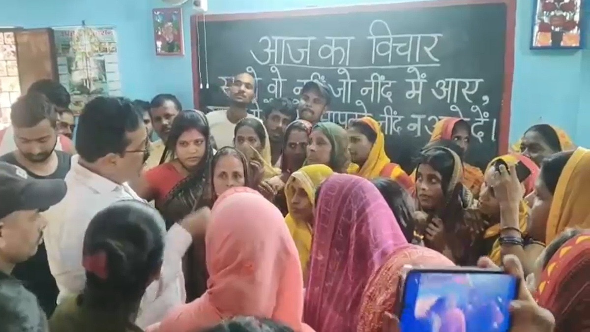 मिड डे मील की सब्जी में मिला सांप का बच्चा. (Photo: Screengrab)