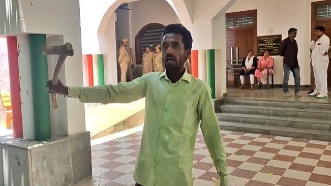 लखीमपुर कलेक्ट्रेट में हथौड़े से नहीं, कुल्हाड़ी से धमकी: एक मजदूर का विरोधी प्रवेश