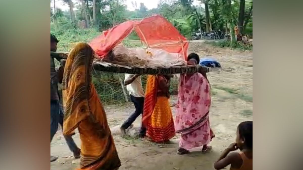 पिता के अंतिम संस्कार में बेटियों ने निभाया बेटों का फर्ज. (Photo: ITG)