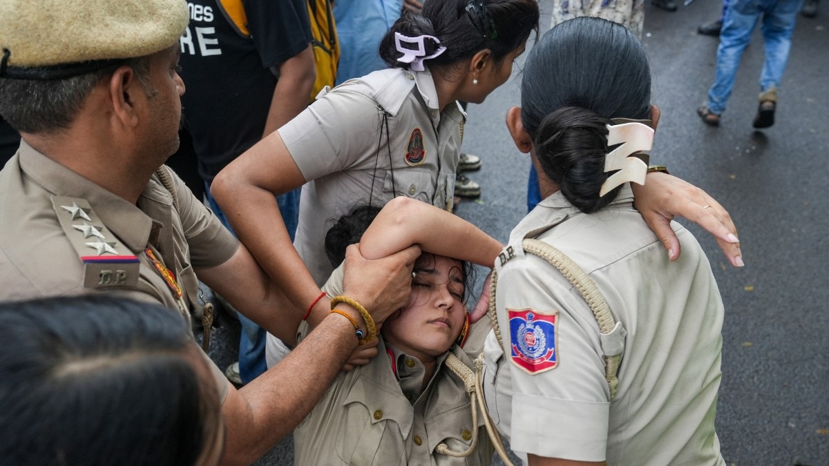 20 जुलाई को प्रदर्शनकारी से हुई झड़प में महिला पुलिसकर्मी घायल हो गईं थी (Photo: PTI)