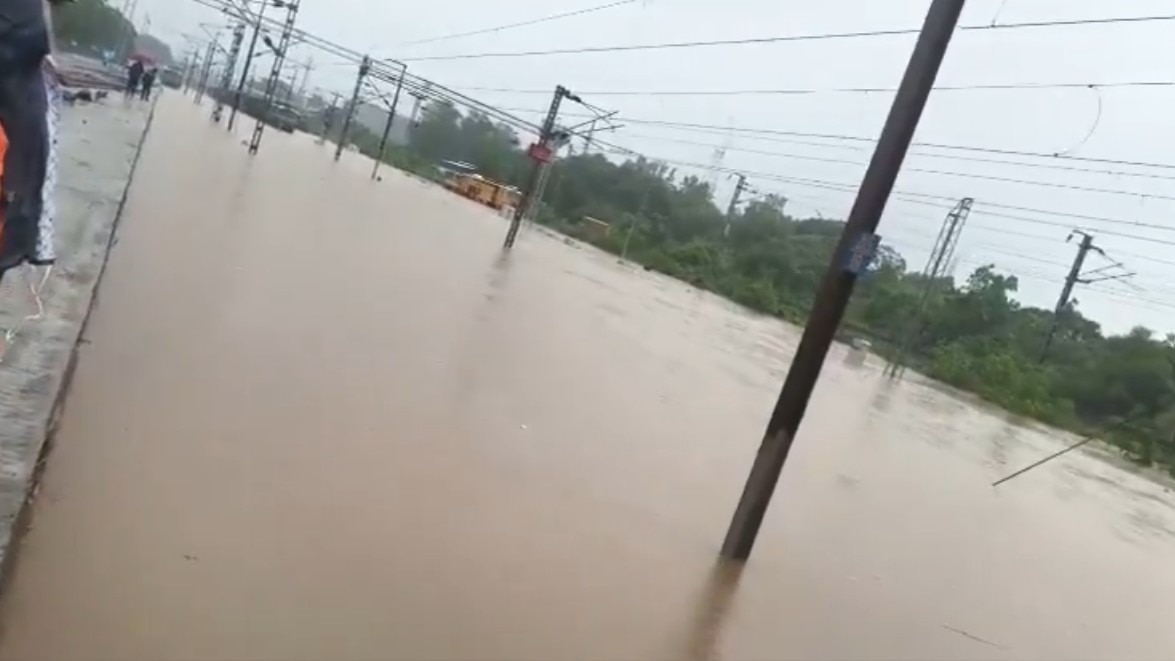 अहमदाबाद से मुबई के लिए कई ट्रेनें कैंसिल. (Photo: Indian Railway) 
