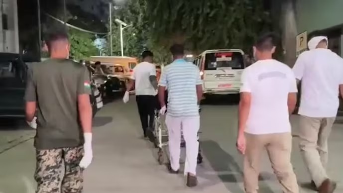 ओपन फायरिंग में घायल जवान को मालदा में एडमिट कराया गया है. (फोटो-X)