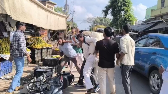 बागपत में केले के मोल-भाव के चलते जमकर मारपीट (Photo- ITG)