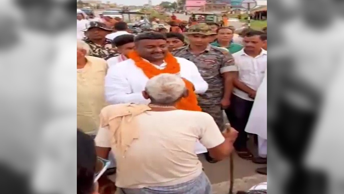सरकारी अंगरक्षक के साथ दिखे विधायक के बेटे रॉकी यादव. (Photo: Screengrab)
