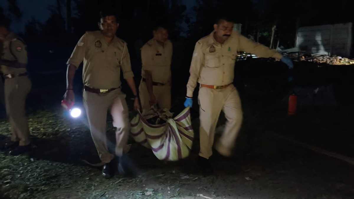 पुलिस और दमकल की टीमें मौके पर.(Photo: Rahul Kumar/ITG)