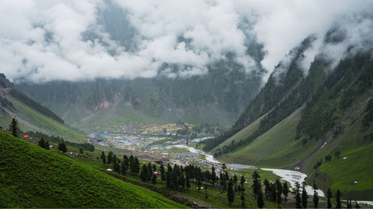 गांदरबल जिले के बालटाल के लिए रवाना हुआ यात्रियों का जत्था. (Photo: PTI)