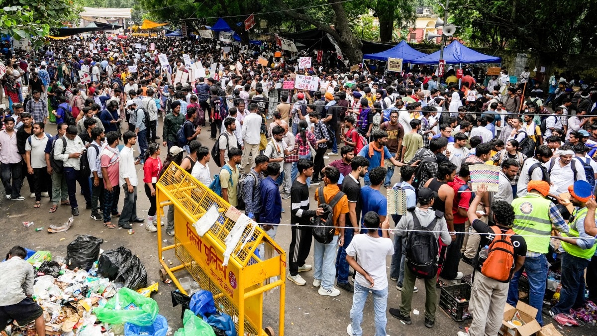 जंतर‑मनतर पर पुलिस की अभेद्य किलाबंदी: लोहे की शीट्स और ठोंकी गईं कीलें