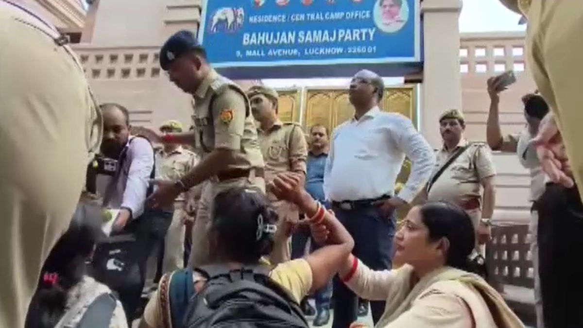 मायावती के आवास के बाहर चल रहा प्रदर्शन. (Photo: Screengrab)
