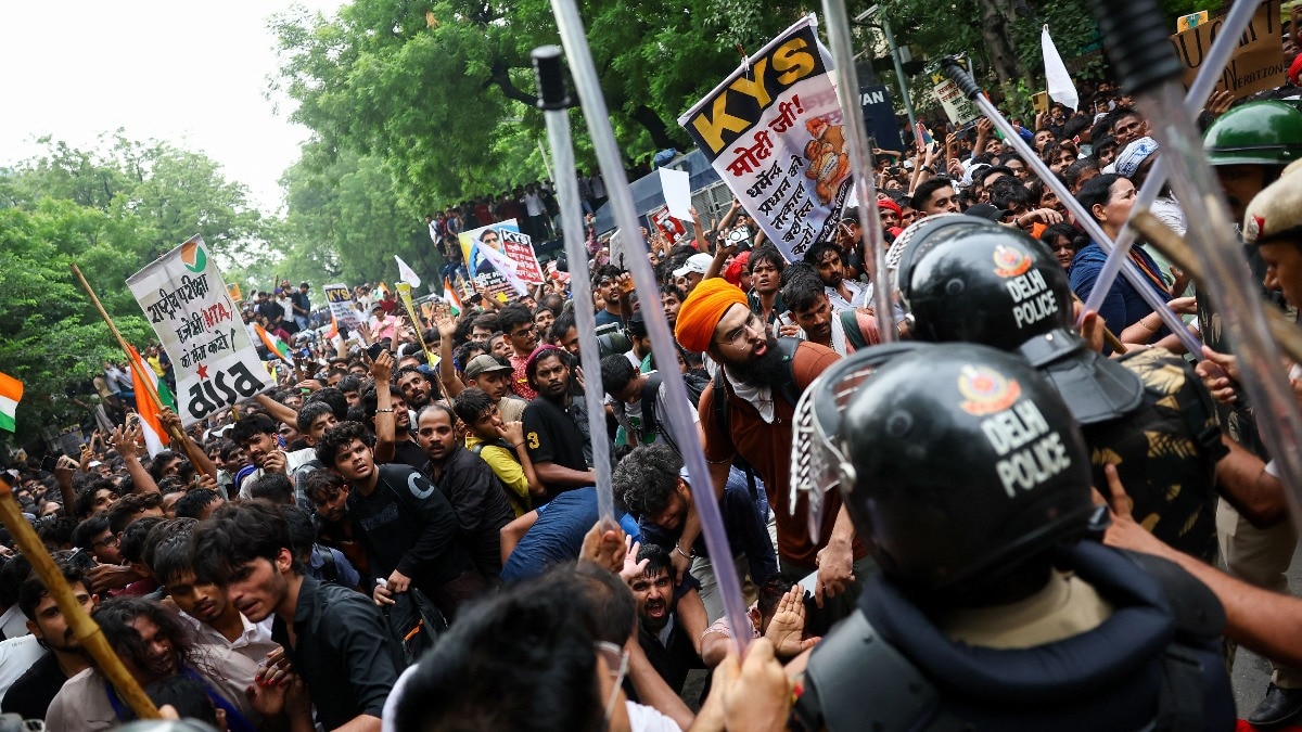 दिल्ली पुलिस पर 20 जुलाई को लाठीचार्ज का आरोप है. (Image: Reuters)