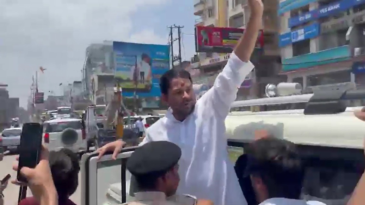 तेज प्रताप यादव को हिरासत में लेकर जाती पुलिस. (Photo: Screengrabs)