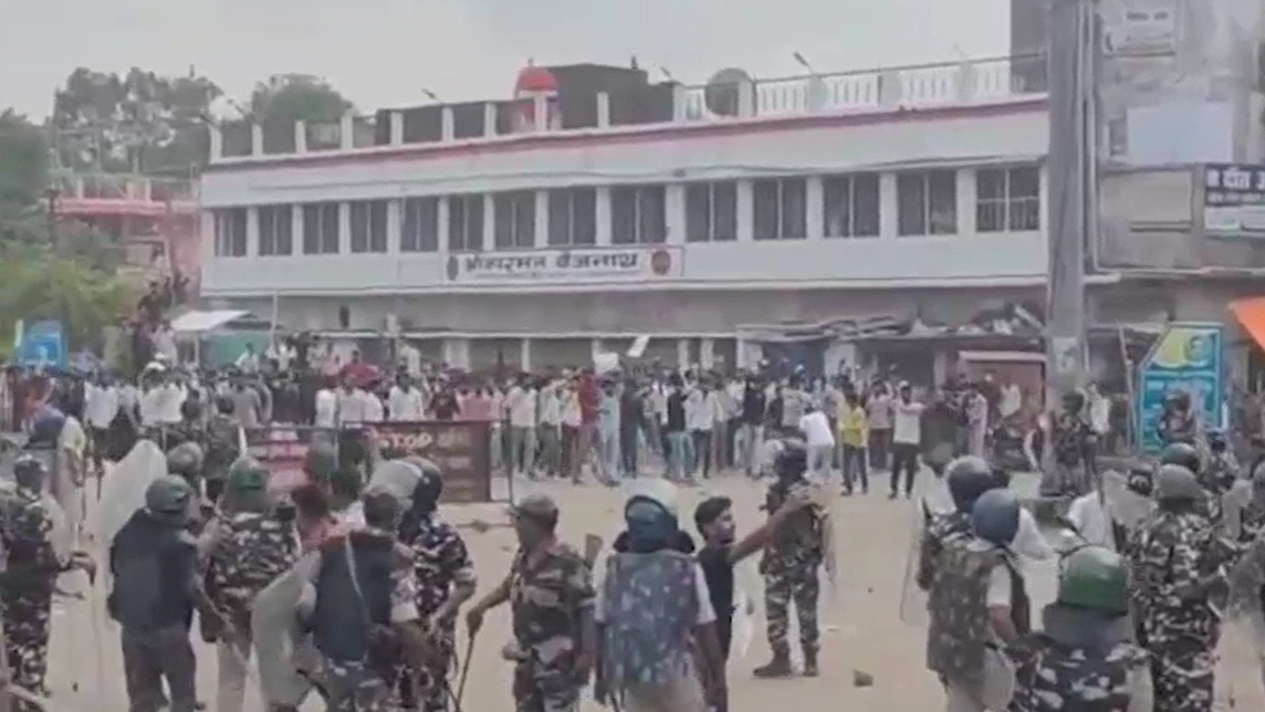 पत्थरबाजी के चलते पुलिस ने किया लाठीचार्ज. (Photo: Screengrabs)