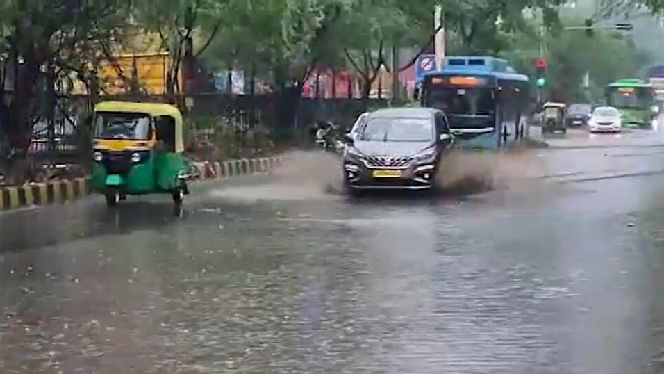 दिल्ली में मंगलवार और बुधवार को भारी बारिश हो सकती है. ( File Photo: Screengrabs)