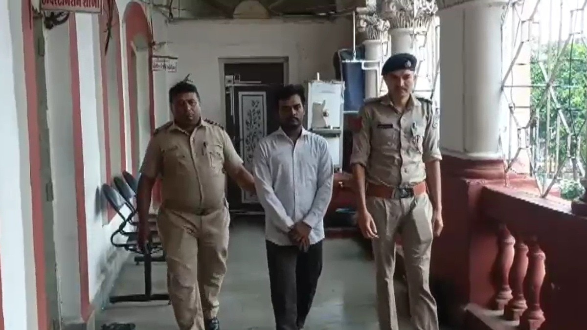 पुलिस गिरफ्त में आरोपी. (Photo: Screengrabs)