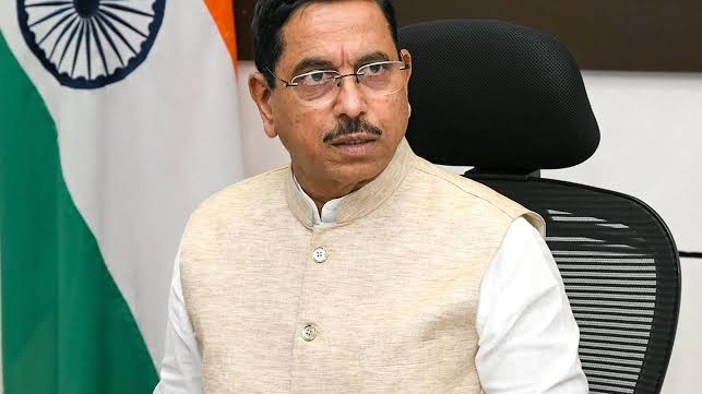 आर्ट्स ग्रेजुएट, पांच बार सांसद और अब शिक्षा मंत्री, नए मंत्री प्रह्लाद जोशी ने क्या-क्या पढ़ाई की?