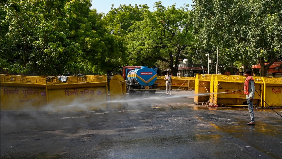 36 दिन के प्रोटेस्ट के बाद जंतर-मंतर खाली हो गया है. धरनास्थल पर महा-सफाई अभियान चलाया जा रहा है. (फोटो-PTI)