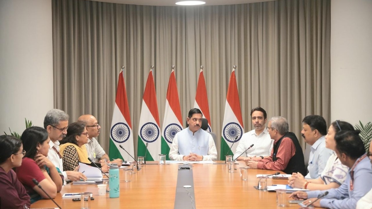 प्रह्लाद जोशी ने संभाला शिक्षा मंत्रालय का कार्यभार, पहले ही दिन अधिकारियों के साथ की समीक्षा बैठक