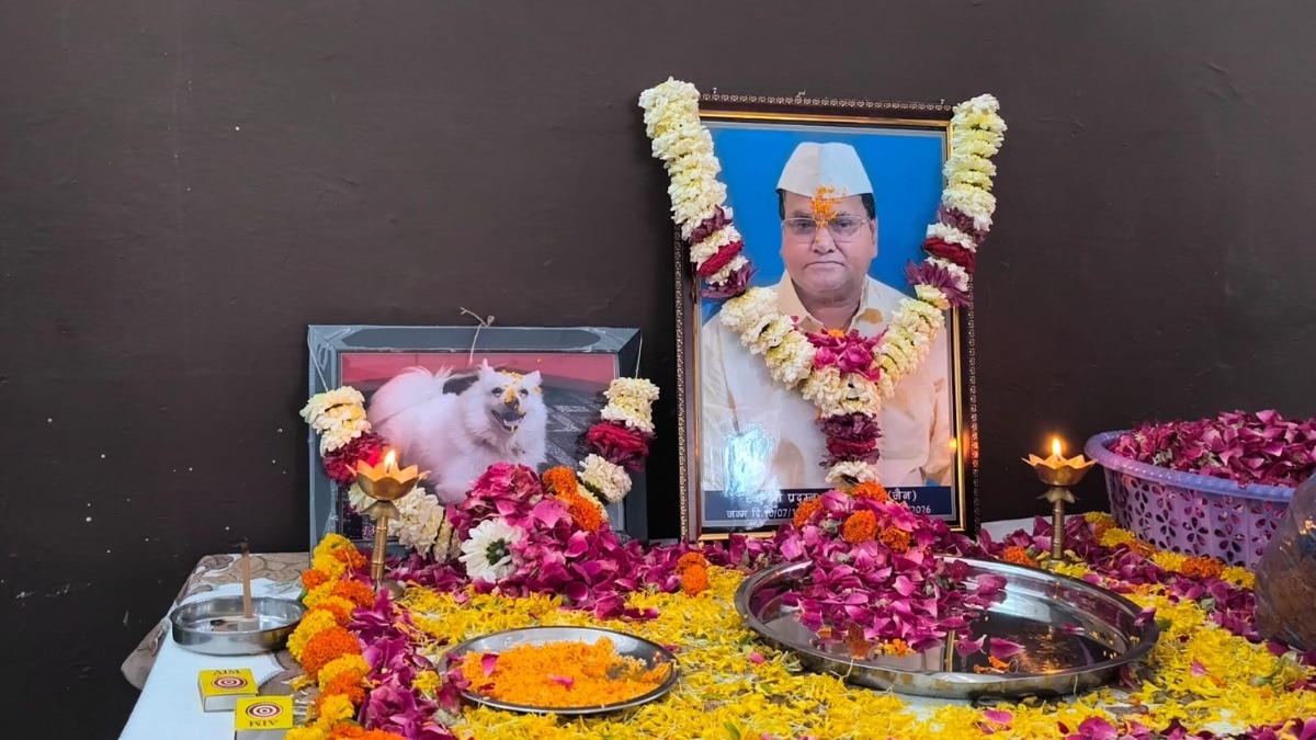 इंसान और बेजुबान के अटूट प्रेम की अनोखी मिसाल! मालिक की विदाई के साथ थम गईं 'डुग्गू' की सांसें, एक साथ दी गई श्रद्धांजलि