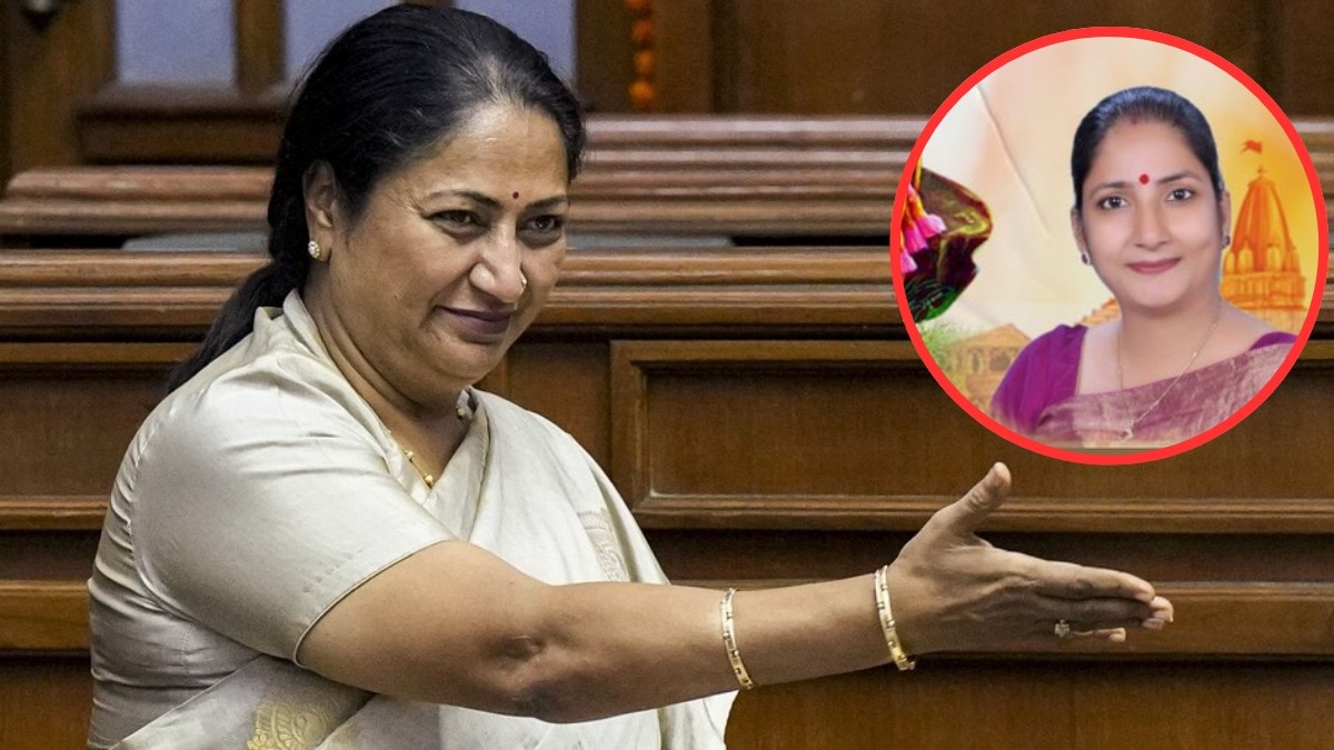 रेखा गुप्ता ने नए अधिकारियों को बधाई दी. (Photo- PTI/X)