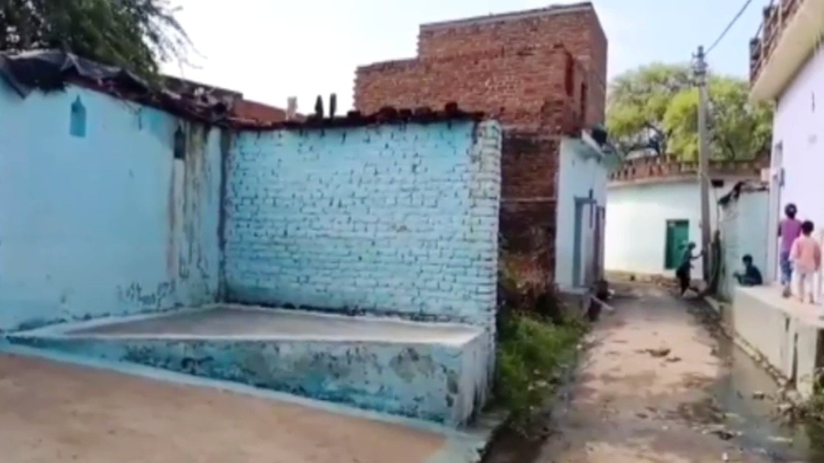 आरोपी के घर बाहर पसरा सन्नाटा.
