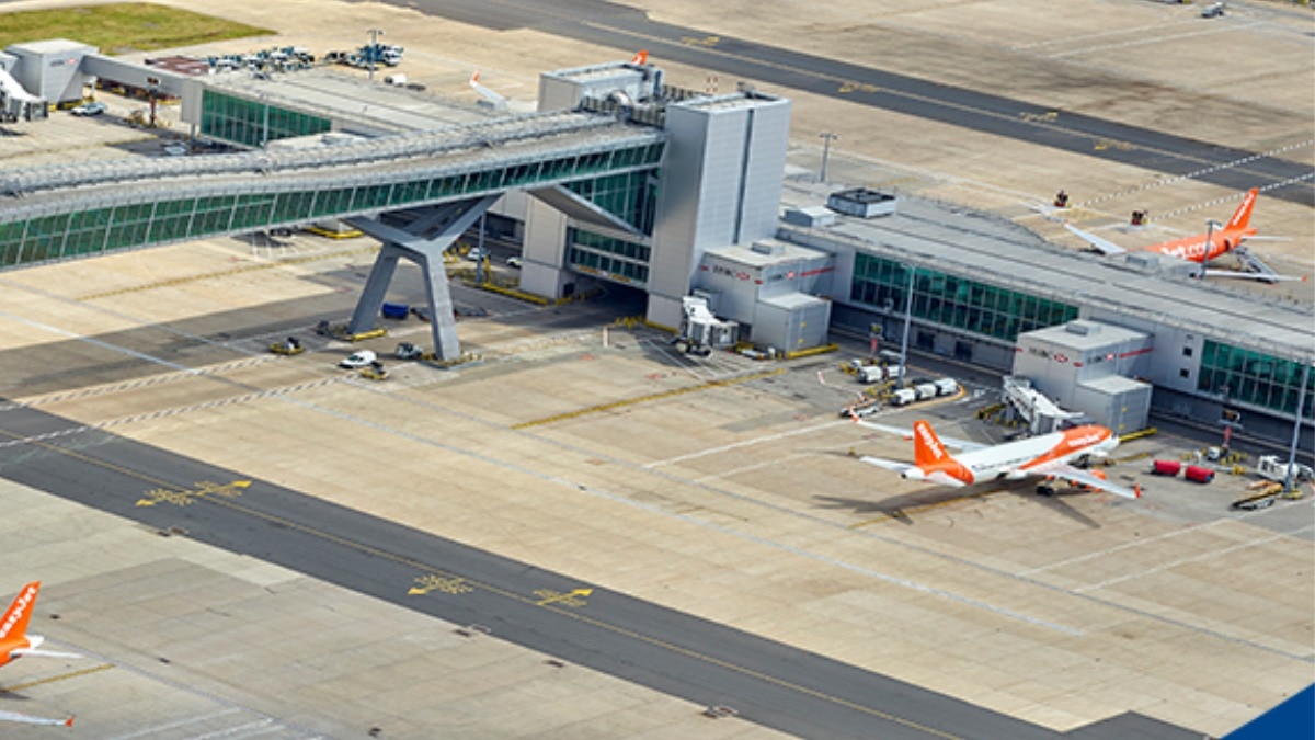 पानी की सप्लाई बंद होने की वजह से यात्रियों को बहुत परेशानी हुई. (Photo- X/London Gatwick LGW)
