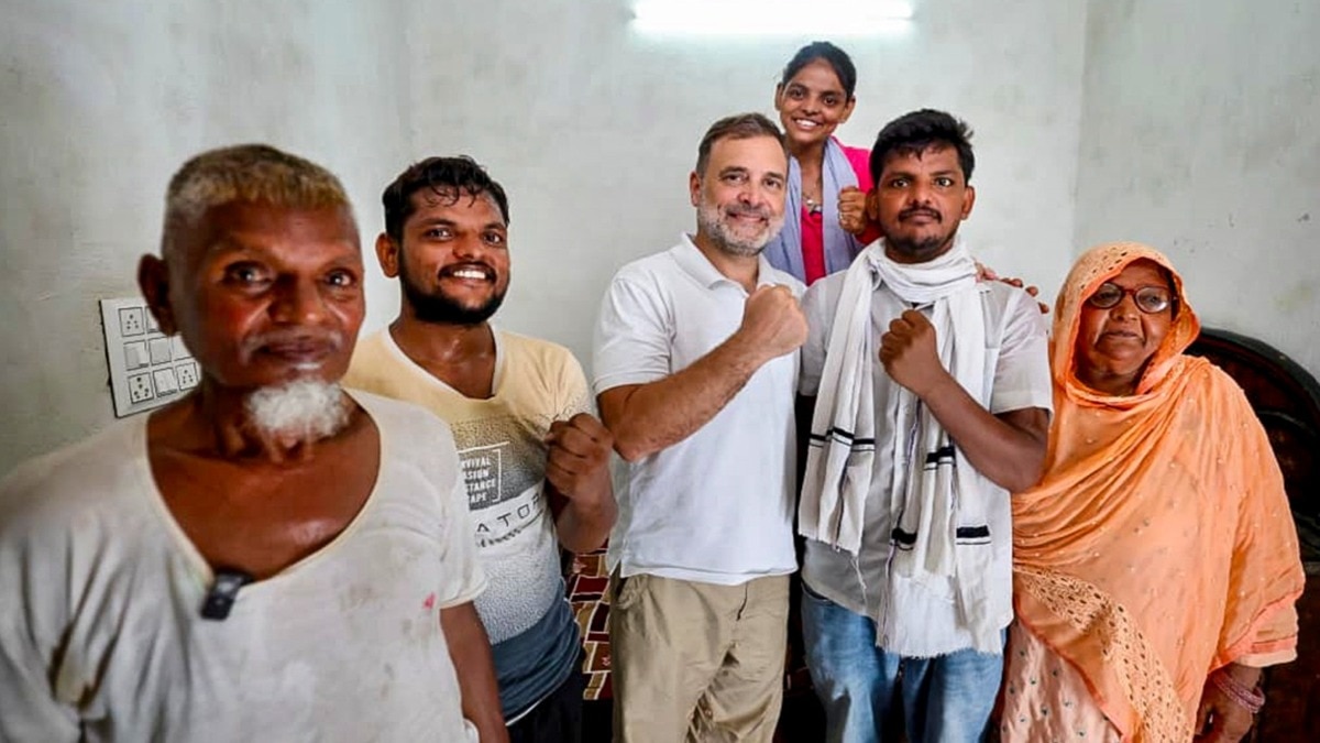 राहुल गांधी ने मोहम्मद इरफान से मुलाकात की, जो जंतर-मंतर पर हुए छात्रों के विरोध प्रदर्शन के दौरान चर्चा में आए थे. (Photo: PTI)