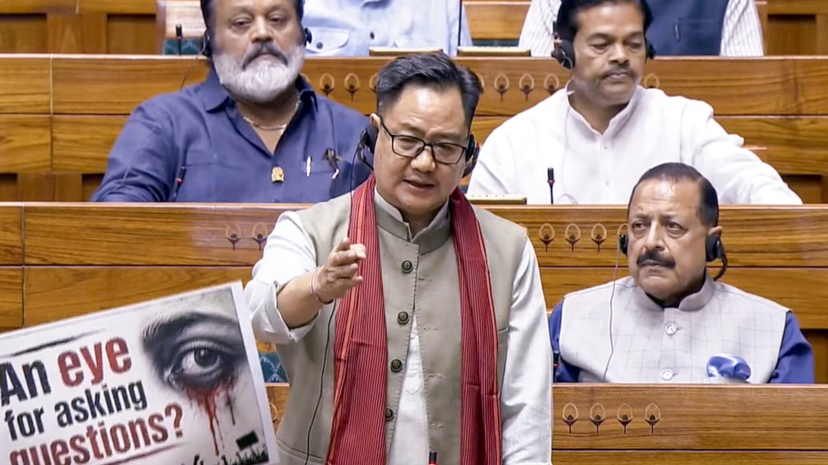 छात्रों पर लाठीचार्ज को लेकर विपक्ष के हंगामे के कारण पब्लिक एग्जामिनेशन बिल पर संसद में बहस रुकी. (Photo: PTI)