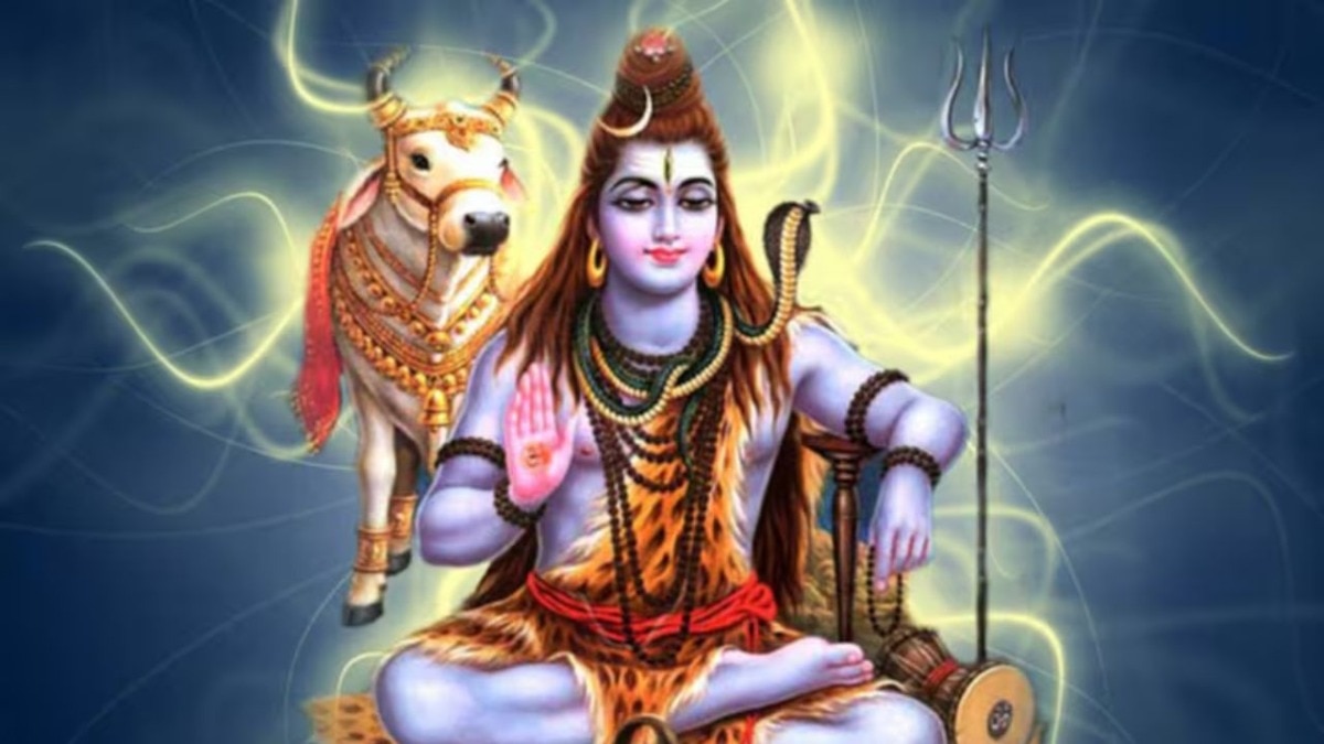 सावन में सुबह-शाम पूजा के बाद भोलेनाथ की आरती सुनना बहुत लाभकारी माना गया है. (Photo: ITG)