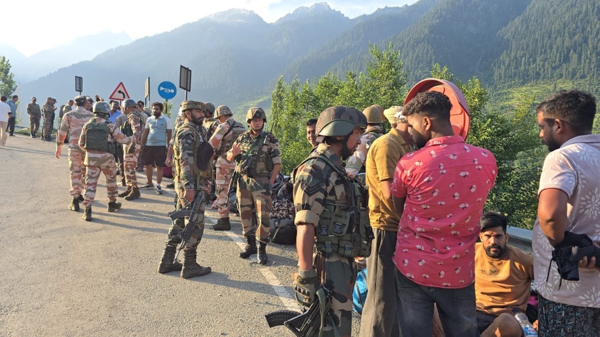 दुर्घटनाग्रस्त हो कर पलटी यात्रियों से भरी बस. (photo: ITG)