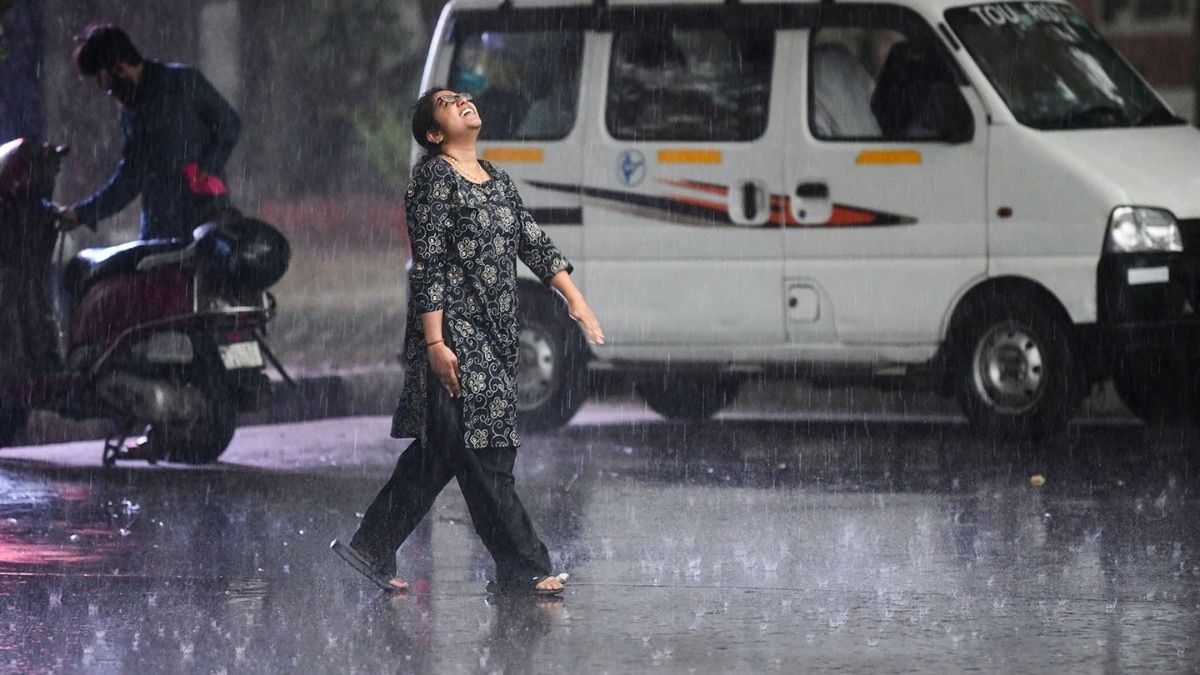 दिल्ली-NCR में 'रेनी ट्यूजडे', दोपहर में शुरू हुई झमाझम बारिश