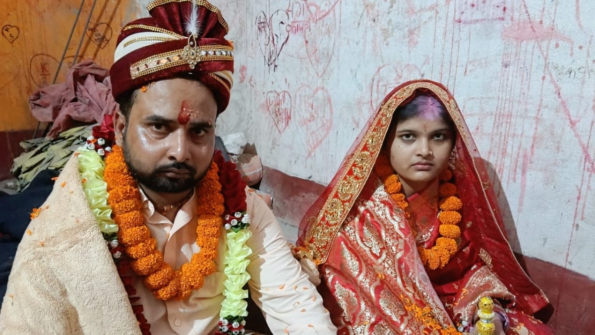प्रेमी-प्रेमिका जिनकी ग्रामीणों ने कराई शादी. (Photo: Jahangir Alam/ITG)