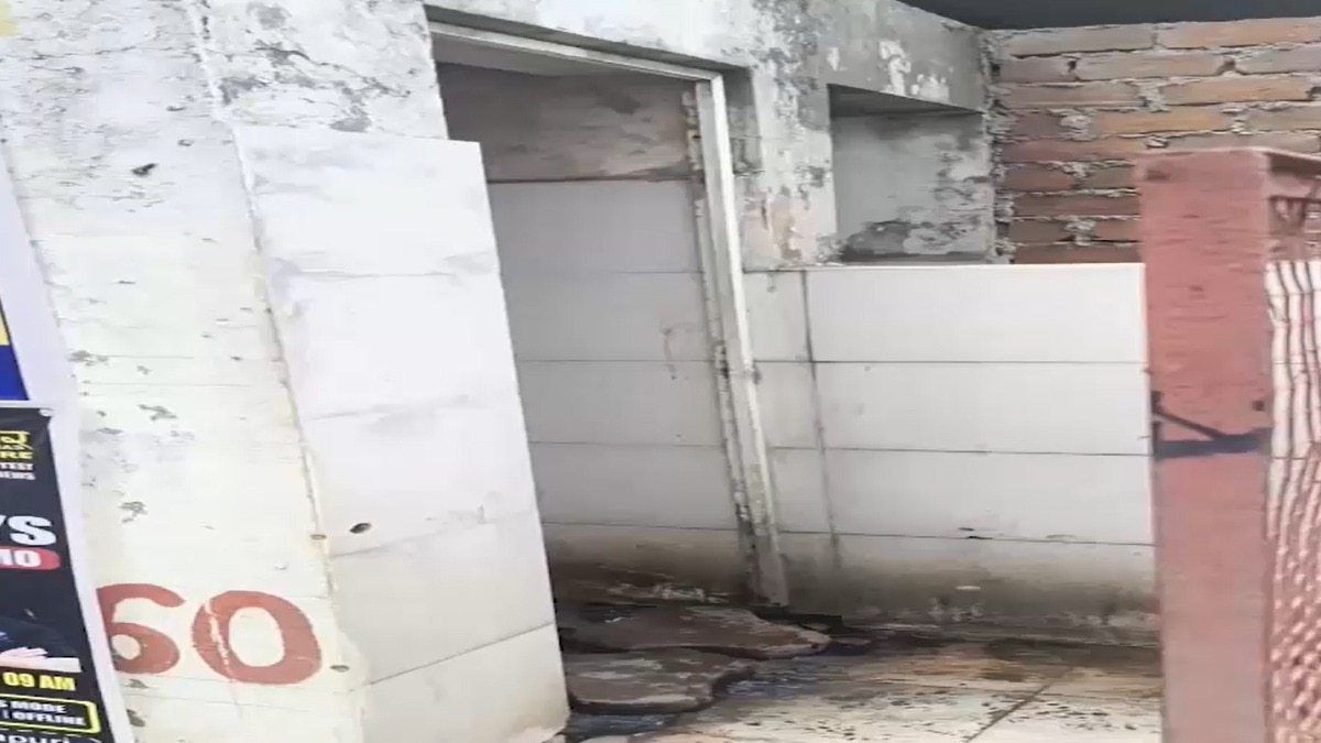 सार्वजनिक मूत्रालय का रास्ता बंद किया गया. (Photo: Screengrab)